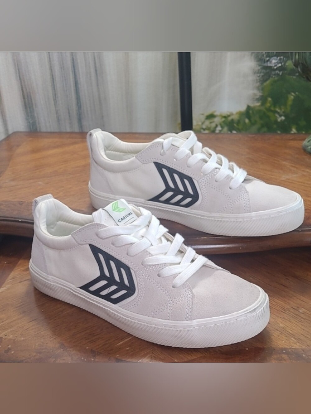 Cariuma Womens 8.5 low top off white athletic Retro Skater Canvas Sneakers